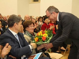 Stephan Pernkopf &uuml;berreicht Blumen an Margit Brandst&auml;tter.