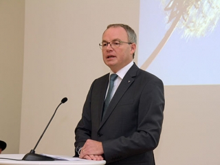 Stephan Pernkopf begr&uuml;&szlig;t die Preistr&auml;gerinnen und G&auml;ste.
