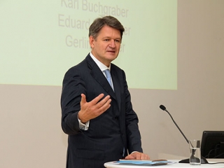 Helmut Brandst&auml;tter h&auml;lt die Festrede.