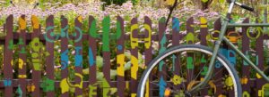 Fahrrad lehnt an Gartenzaun