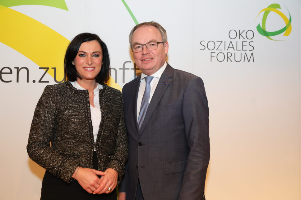 Im Bild vl.: Stephan Pernkopf (Präsident des Ökosozialen Forum), Elisabeth Köstinger (Bundesministerin für Nachhaltigkeit und Tourismus)