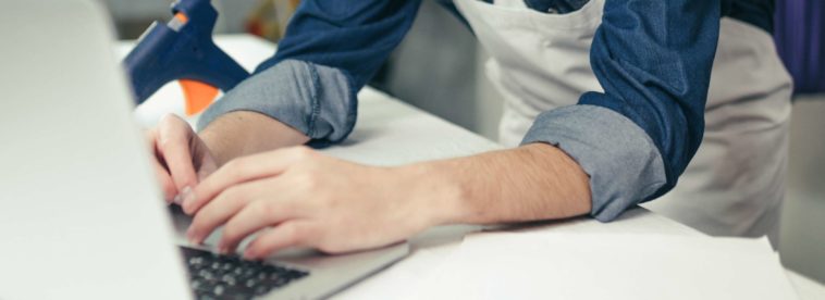 Finger-auf-Laptop-Tastatur