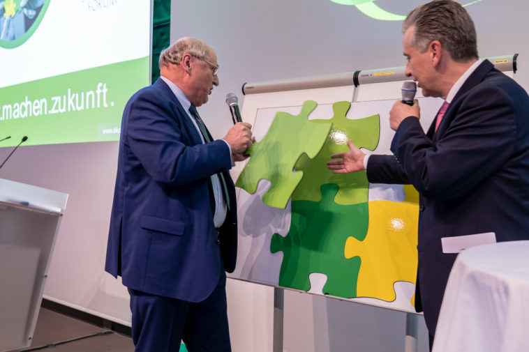 Christoph Badelt, Leiter des WIFO und des wissenschaftlichen Beirates und Josef Taucher, Vizepräsident des Ökosozialen Forums und Klubobmann der SPÖ Wien tragen ein Puzzleteil zum Gesamtbild der Ökosozialen Marktwirtschaft bei. Christoph Badelt, Leiter des WIFO und des wissenschaftlichen Beirates und Josef Taucher, Vizepräsident des Ökosozialen Forums und Klubobmann der SPÖ Wien tragen ein Puzzleteil zum Gesamtbild der Ökosozialen Marktwirtschaft bei.