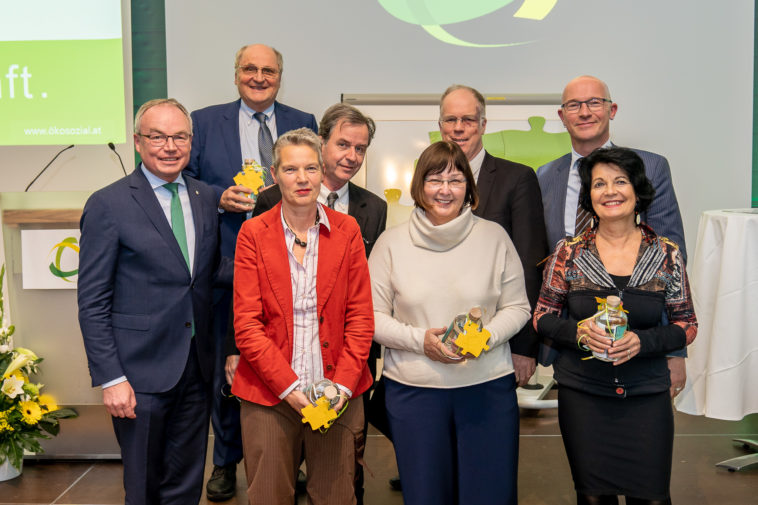 Der wissenschaftliche Beirat:v. l. n. r.: zuerst die Herren hinten, dann die Damen vorne: Stephan Pernkopf – Präsident des Ökosozialen Forums Christoph Badelt – hat die Leitung des wissenschaftlichen Beirats übernommen, Leiter des WIFO Hat die organisatorische Hauptlast gestemmt und seine Expertise vor allem in den Bereichen Internationalisierung und Verteilung sowie Governance eingebracht Michael Staudinger – Direktor der ZAMG, unermüdlicher Warner vor den Auswirkungen des Klimawandels hat sich dem Thema Ressourcen angenommen Jochen Kantelhardt – Agrarökonom und Leiter des Zentrums für Agrarwissenschaften an der BOKU hat sich der Themen Ernährung und Landwirtschaft sowie Raum angenommen Fred Luks – Wissenschafter im Nachhaltigkeitsbereich, Verfasser zahlreicher Publikationen – auch zur Wachstumsthematik – hat sich vor allem in den Bereichen Wachstum sowie Governance eingebracht Angela Köppl – Expertin für Klima, Energie und Umwelt am WIFO hat ihre Expertise vor allem in den Bereichen Energie sowie Governance eingebracht, war aber auch in der Organisation maßgeblich beteiligt Beate Littig – leitet die sozial-ökologische Transformationsforschung am IHS und hat ihre Expertise vor allem auch im Bereich Arbeit eingebracht Christiane Spiel – Bildungspsychologin und Leiterin des Instituts für Angewandte Psychologie: Arbeit, Bildung, Wirtschaft an der Universität Wien hat sich in den Bereichen Bildung und Wissenschaft eingebracht Michael Staudinger – Direktor der ZAMG, unermüdlicher Warner vor den Auswirkungen des Klimawandels hat sich dem Thema Ressourcen angenommen Der wissenschaftliche Beirat:v. l. n. r.: zuerst die Herren hinten, dann die Damen vorne: Stephan Pernkopf – Präsident des Ökosozialen Forums Christoph Badelt – hat die Leitung des wissenschaftlichen Beirats übernommen, Leiter des WIFO Hat die organisatorische Hauptlast gestemmt und seine Expertise vor allem in den Bereichen Internationalisierung und Verteilung sowie Governance eingebracht Michael Staudinger – Direktor der ZAMG, unermüdlicher Warner vor den Auswirkungen des Klimawandels hat sich dem Thema Ressourcen angenommen Jochen Kantelhardt – Agrarökonom und Leiter des Zentrums für Agrarwissenschaften an der BOKU hat sich der Themen Ernährung und Landwirtschaft sowie Raum angenommen Fred Luks – Wissenschafter im Nachhaltigkeitsbereich, Verfasser zahlreicher Publikationen – auch zur Wachstumsthematik – hat sich vor allem in den Bereichen Wachstum sowie Governance eingebracht Angela Köppl – Expertin für Klima, Energie und Umwelt am WIFO hat ihre Expertise vor allem in den Bereichen Energie sowie Governance eingebracht, war aber auch in der Organisation maßgeblich beteiligt Beate Littig – leitet die sozial-ökologische Transformationsforschung am IHS und hat ihre Expertise vor allem auch im Bereich Arbeit eingebracht Christiane Spiel – Bildungspsychologin und Leiterin des Instituts für Angewandte Psychologie: Arbeit, Bildung, Wirtschaft an der Universität Wien hat sich in den Bereichen Bildung und Wissenschaft eingebracht Michael Staudinger – Direktor der ZAMG, unermüdlicher Warner vor den Auswirkungen des Klimawandels hat sich dem Thema Ressourcen angenommen