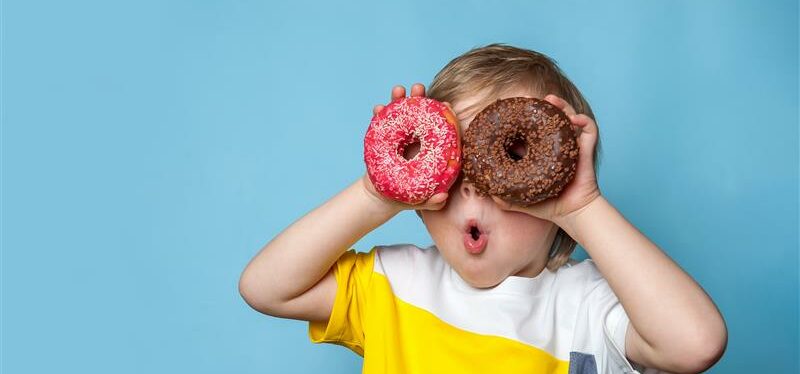 Kind mit Donuts vor den AUgen