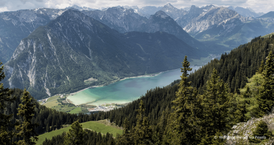 Sch&ouml;ner Blick auf Berge und W&auml;lder in Klagenfurt, &Ouml;sterreich. (c) Wolfgang Weiser via Pexels