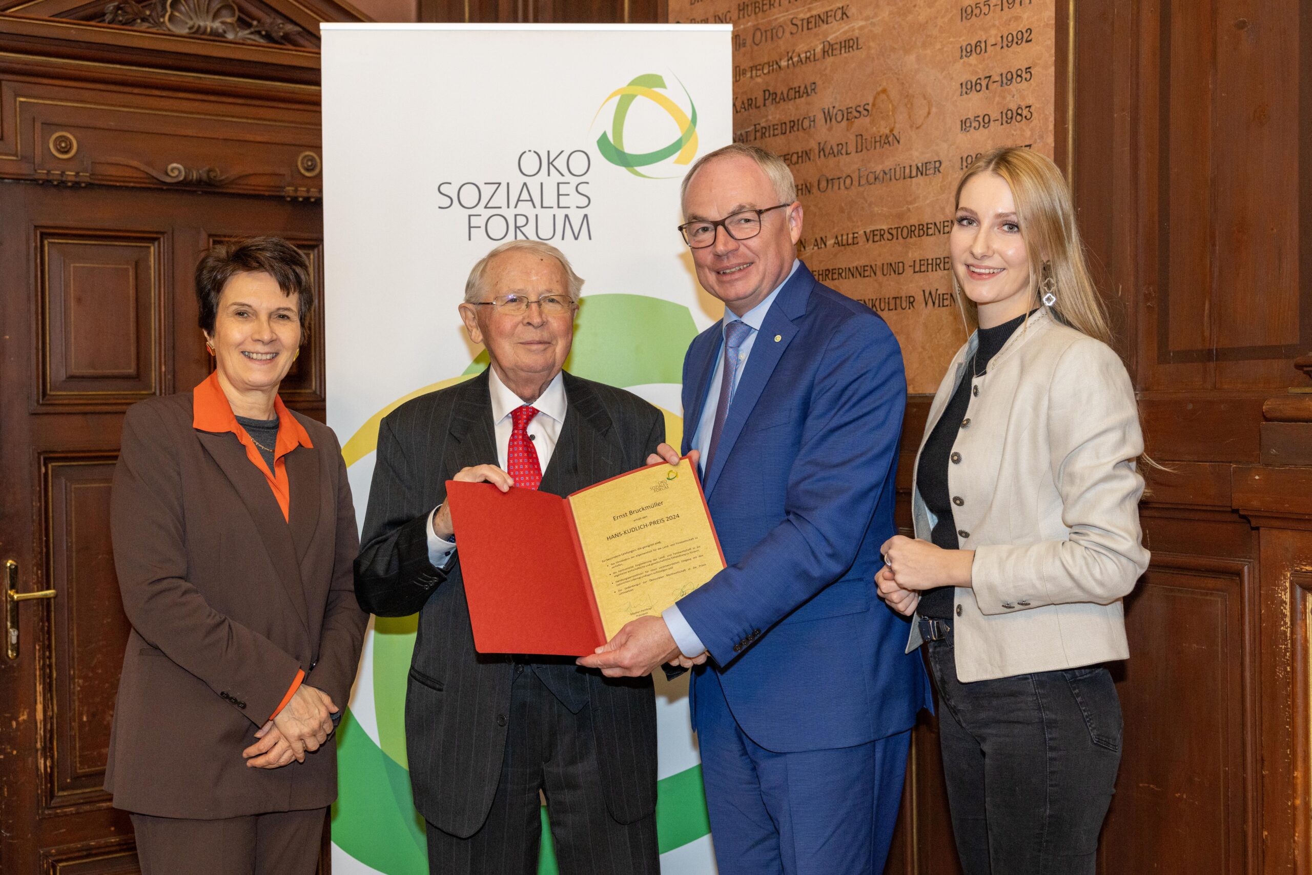 v. l.n.r. Juryvorsitzende Eva Schulev-Steindl, Kudlich-Preisträger Ernst Bruckmüller, Ökosoziales Forum-Präsident Stephan Pernkopf und Laudatorin Valentina Gutkas, Bundesleiterin der Landjugend