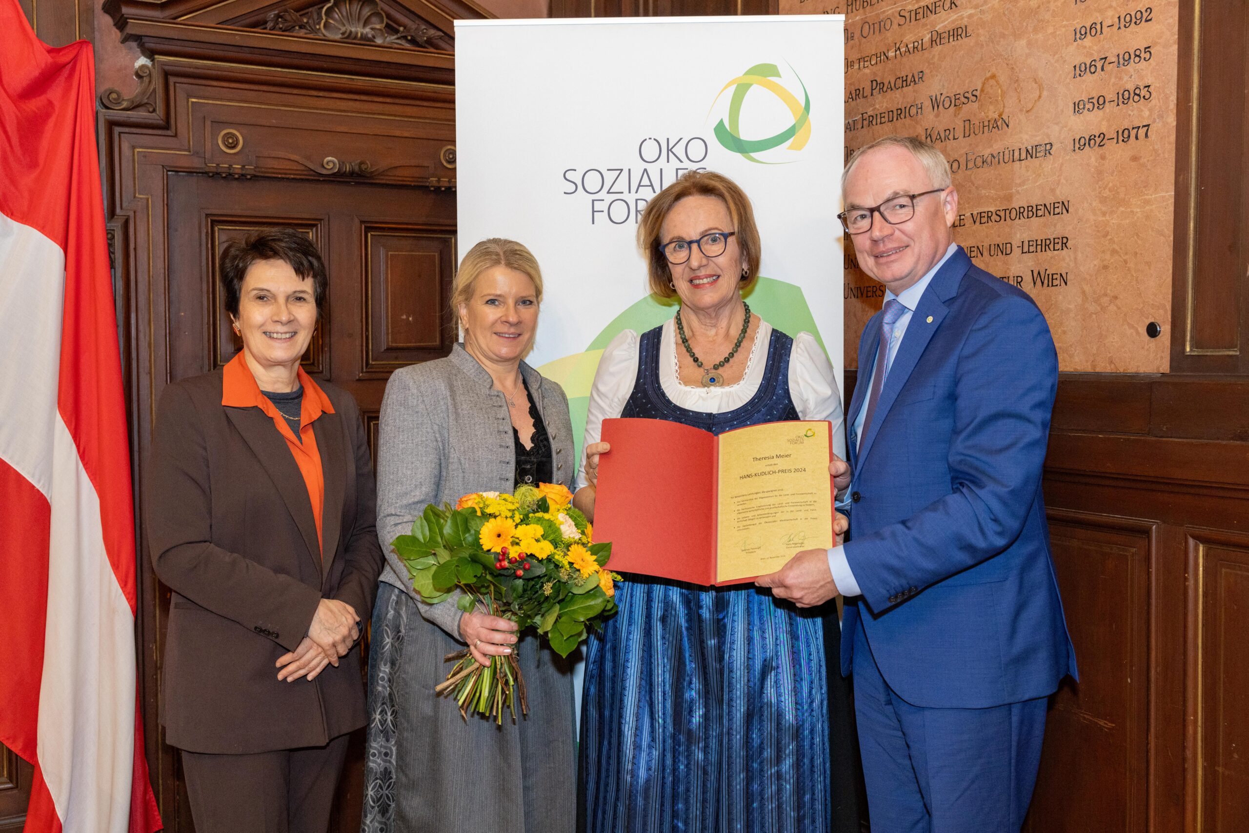 v. l.n.r. Juryvorsitzende Eva Schulev-Steindl, Laudatorin Bundesbäuerin Irene Neumann-Hartberger, Bundesleiterin der Landjugend, Kudlich-Preisträgerin Theresia Meier und Ökosoziales Forum-Präsident Stephan Pernkopf .