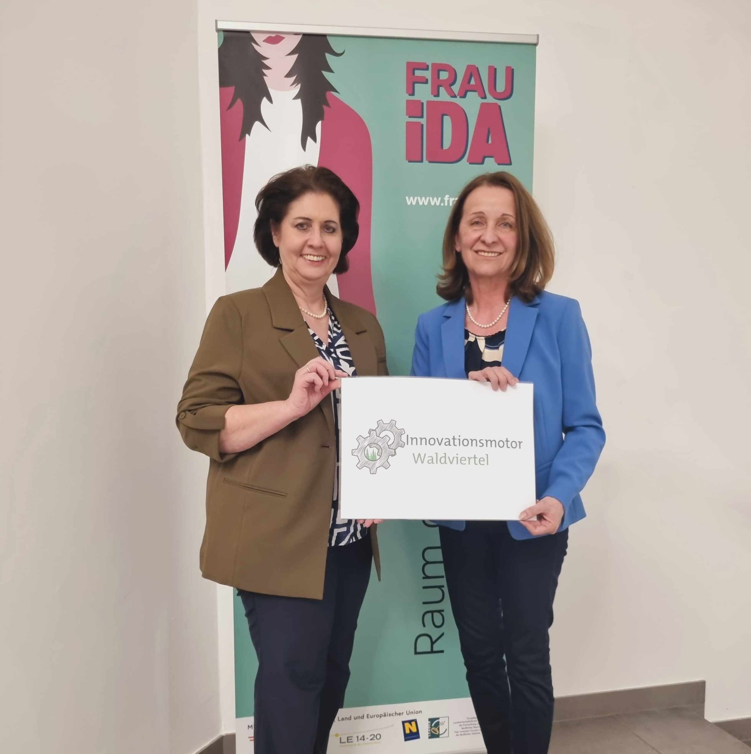 Zwei Frauen stehen bei einer Veranstaltung nebeneinander und l&auml;cheln in die Kamera. Es handelt sich um Hermine Hackl (links), Pr&auml;sidentin des &Ouml;kosozialen Forums Nieder&ouml;sterreich, und Anne Blauensteiner, Obfrau des Vereins FRAU iDA.
