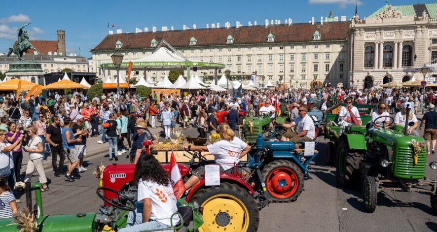 2025-09-07_EDF25_(c)ÖSF-Pöhlmann-1514 Parade historischer Traktoren beim ernte.dank.festival. vor der Hofburg am Wiener Heldenplatz mit vielen Besucherinnen und Besuchern.