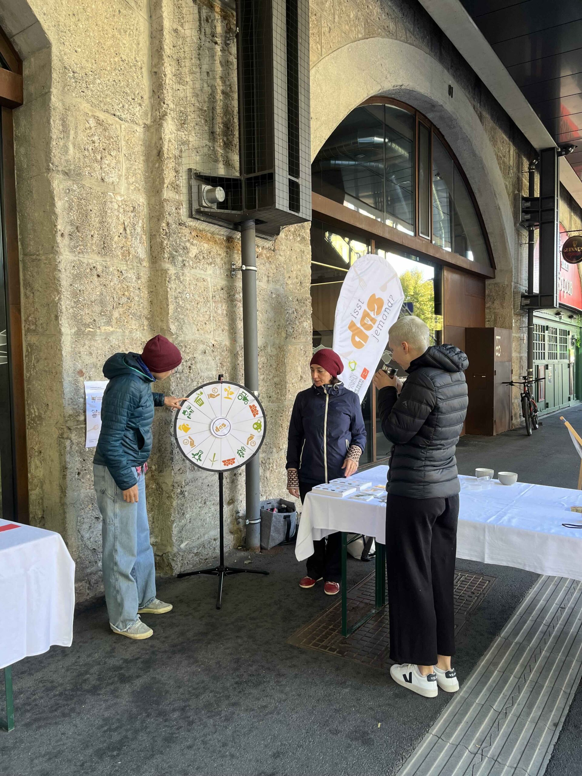 Isst das jemand? Experimentiertag Innsbruck 2 Projekt "Isst das jemand?" - Experimentiertag in Innsbruck. (c) ÖSF