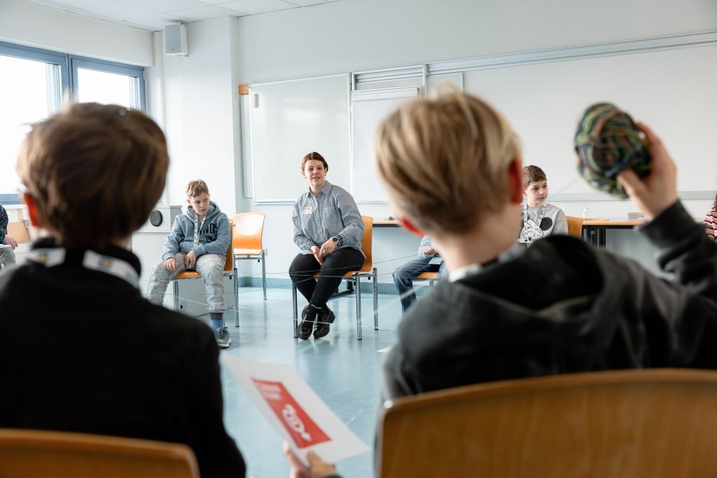 Beitragsbild Umwelt.Wissen Tage für Kids Gruppe sitzt im Kreis bei Workshop Umwelt.Wissen Tage für Kids 2025. Katharina Liball, Referentin für Umwelt, leitete den Workshop. (c) Klimabündnis NÖ/ Alexander Braun