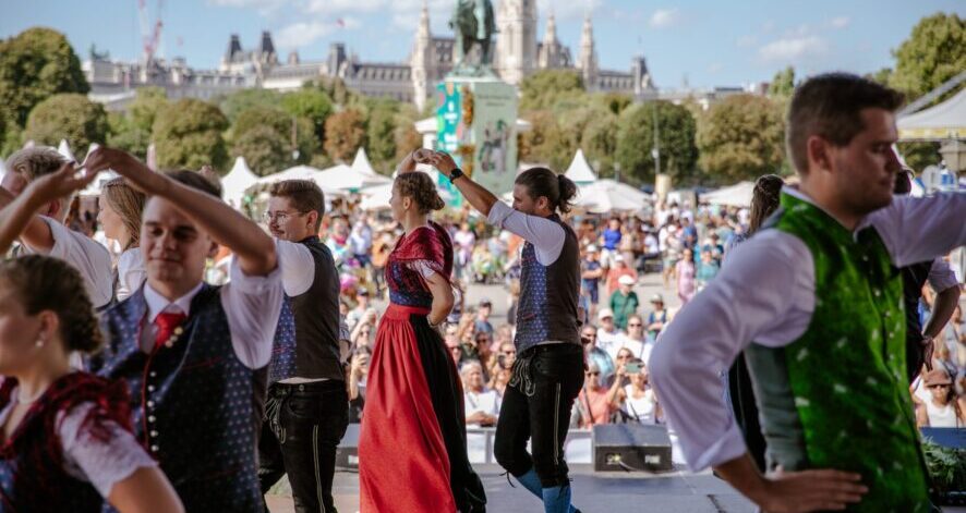 ernte.dank.festival.2025 Volkstanzgruppe in Tracht tritt beim ernte.dank.festival. auf der Bühne am Wiener Heldenplatz vor großem Publikum auf.
