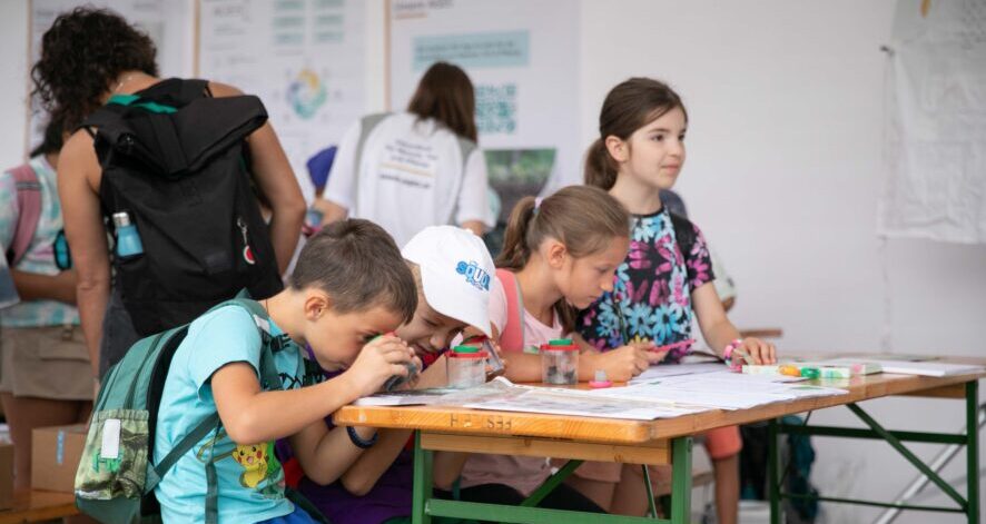 ernte.dank.festival.2025 Kinder untersuchen kleine Naturproben mit Lupen an einem Tisch bei einer Mitmachstation.(c) ÖSF/Praxmarer