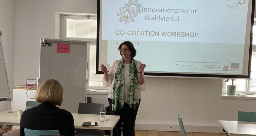 Co-Creation-Workshop Innovationsmotor Waldviertel Hermine Hackl präsentiert beim „Innovationsmotor Waldviertel – Co-Creation Workshop“ vor einer Präsentationsfolie in einem Seminarraum.