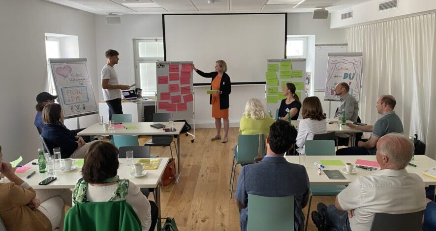 Co-Creation-Workshop Innovationsmotor Waldviertel Teilnehmende des Co-Creation-Workshop diskutieren und präsentieren Ergebnisse mit Flipcharts und Moderationskarten in einem Seminarraum.