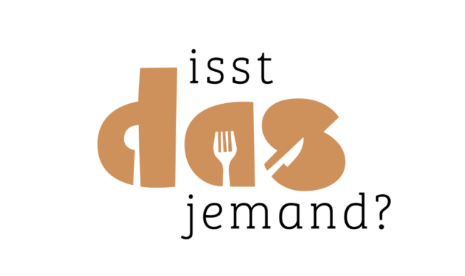 Frau bei Computerarbeit im Labor