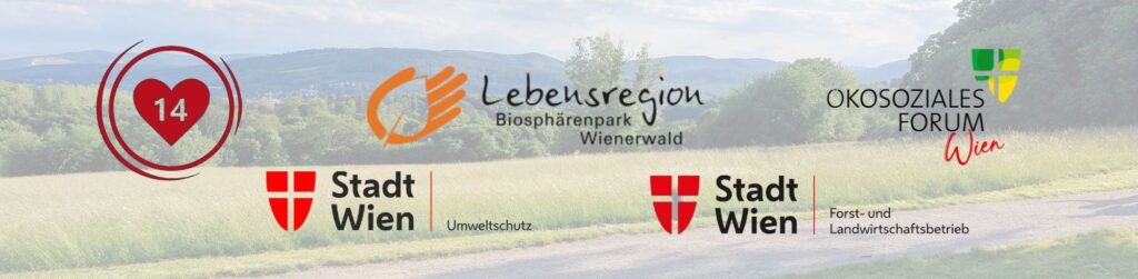 Blick &uuml;ber eine Wiese und bewaldete H&uuml;gel am Stadtrand von Wien unter einem teilweise bew&ouml;lkten Himmel- Davor sind die Logos vom &Ouml;kosoziales Forum Wien, Bezirksvorstehung Penzing, Biosph&auml;renpark Wienerwald Management in Zusammenarbeit mit dem Forstbetrieb der Stadt Wien und der Stadt Wien &ndash; Umweltschutz zu sehen.