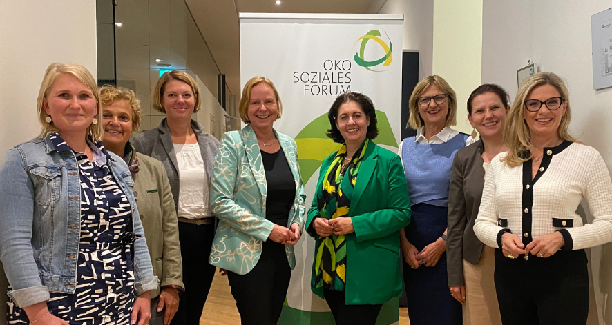 Ökosoziales Forum NÖ Geballte Frauenpower Das Ökosoziale Forum Niederösterreich ist zurück! Acht Frauen stehen vor einem Rollup des Ökosozialen Forums. Von links nach rechts: Renate Magerl (Ordensgemeinschaften Österreich), Elisabeth Lust-Sauberer (Buchautorin & Seminarbäuerin), Manuela Göll (Volkskultur Niederösterreich), Petra Stolba (Head of Cabinet Othmar Karas), Hermine Hackl (Waldbotschafterin), Maria Patek (BML), Brigitte Schuh (Land&ForstBetriebe Niederösterreich), Christa Kummer-Hofbauer (ORF/Klimaexpertin)