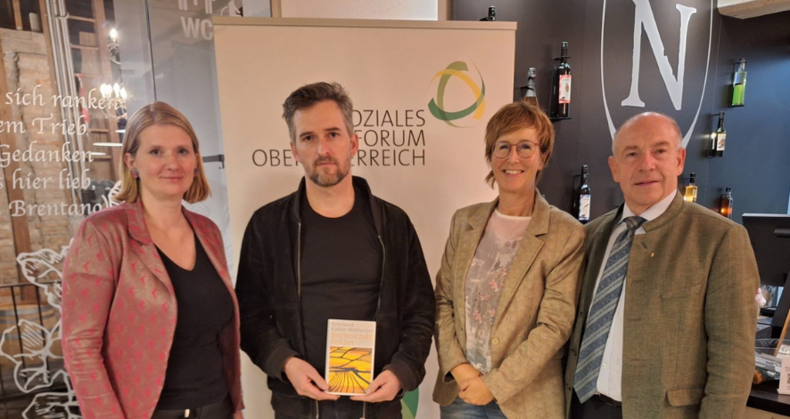 Ökosoziales Forum Oberösterreich Buchlesung im Weingarten mit Reinhard Kaiser-Mühlecker Gruppenfoto nach der Buchlesung mit Anni Pichler, Reinhard Kaiser-Mühlecker, Susanne Pollinger und Landtagspräsident Max Hiegelsberger.