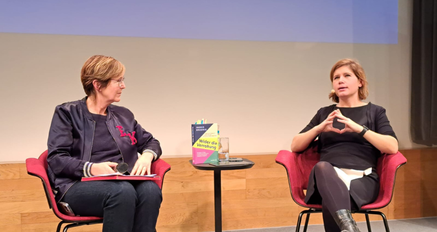 Ökosoziales Forum Oberösterreich Buchlesung von Ingrid Brodnig füllte den Vortragssaal Podiumsgespräch mit Ingrid Brodnig und Susanne Pollinger bei einer Buchpräsentation. Zwischen den beiden steht das Buch „Wider die Verrohung“.