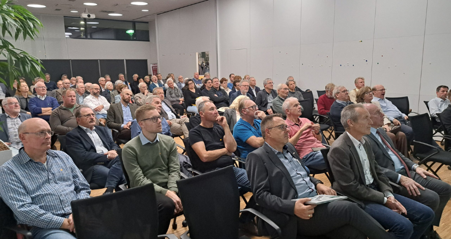 Zahlreiche Teilnehmerinnen und Teilnehmer verfolgen aufmerksam einen Fachvortrag bei der Veranstaltung &bdquo;Wasser &ndash; Stoff der Zukunft&ldquo; des &Ouml;kosozialen Forums Ober&ouml;sterreich.