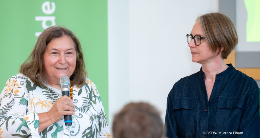 Zwei Frauen bei einer Veranstaltung: &Ouml;SF-Wien Pr&auml;sidentin Andrea Schnattinger (links) und Bezirksvorsteherin Michaela Sch&uuml;chner.