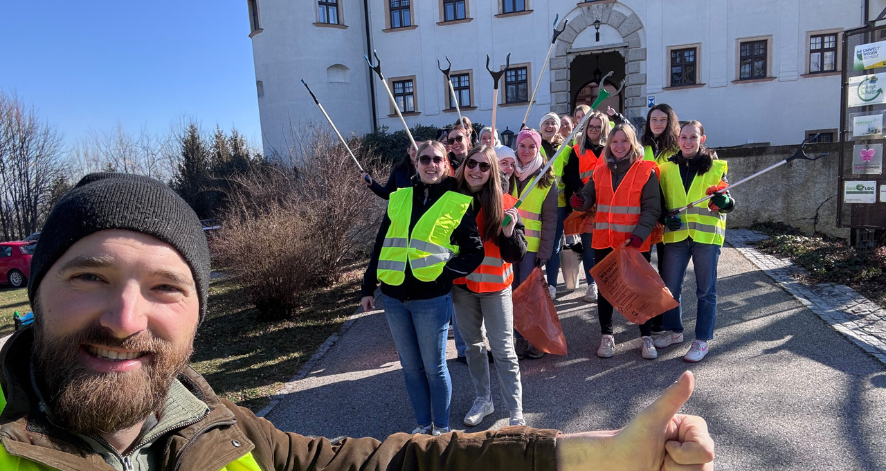 Ökosoziales Schülerinnenforum, Frühjahrsputz Wir halten Sitzenberg-Reidling sauber! Jugendliche und eine Begleitperson mit Warnwesten und Müllzangen vor einem Schlossgebäude bei einer gemeinsamen Müllsammelaktion.