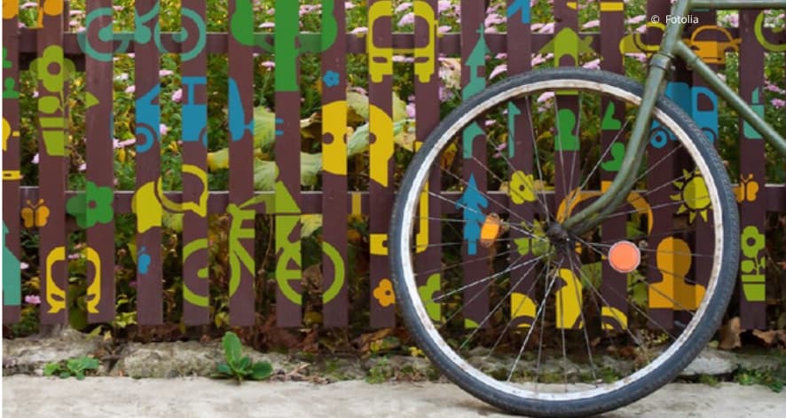 Fahrrad vor Zaun Fahrrad lehnt vor Zaun