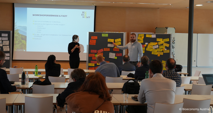 Bioeconomy Austria 4, BA, Workshop Kuchl, 2026 Zwei Personen präsentieren die Ergebnisse eines Bioeconomy-Austria-Workshops in Kuchl vor Pinnwänden mit zahlreichen bunten Haftnotizen.